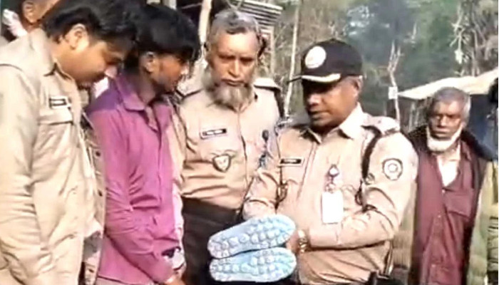 জুতার ভেতর  লুকিয়ে রাখা ইয়াবাসহ মাদক কারবারি গ্রেপ্তার